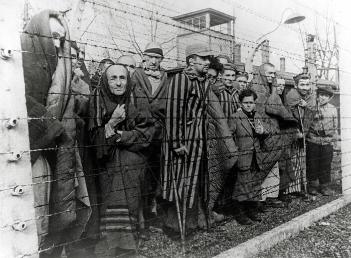  27 января 1945 года солдаты Красной армии освободили узников нацистского концлагеря Освенцим (Аушвиц) в Польше.