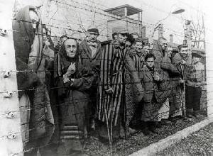  27 января 1945 года солдаты Красной армии освободили узников нацистского концлагеря Освенцим (Аушвиц) в Польше.
