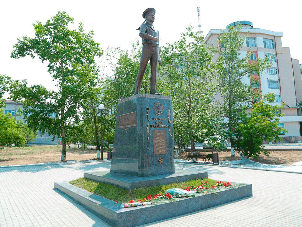 Памятник Герою России Алдару Цыденжапову