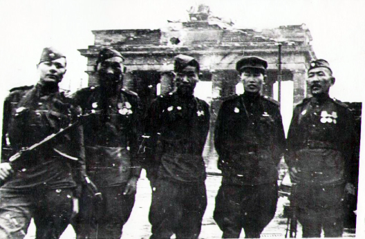 Воины Бурятии у Бранденбургских ворот. Берлин. 5 мая 1945 г.  Г.Д. Викулов, Б.Д. Балданжапов, Б.М. Лодонов, С.М. Дугарон, Б.У. Рабжаев. Берлин, 5 мая 1945 г.