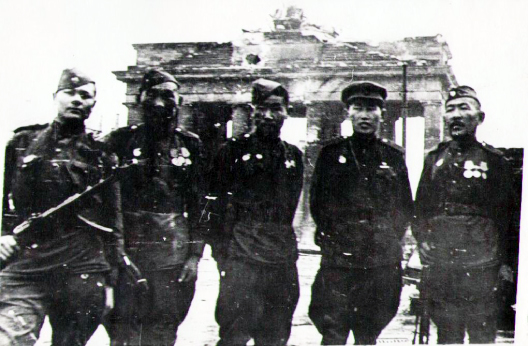 SOLDAT.jpg Воины Бурятии у Бранденбургских ворот. Берлин. 5 мая 1945 г. Г.Д. Викулов, Б.Д. Балданжапов, Б.М. Лодонов, С.М. Дугарон, Б.У. Рабжаев. Берлин, 5 мая 1945 г.
